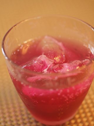 赤紫蘇ジュースとロールケーキ